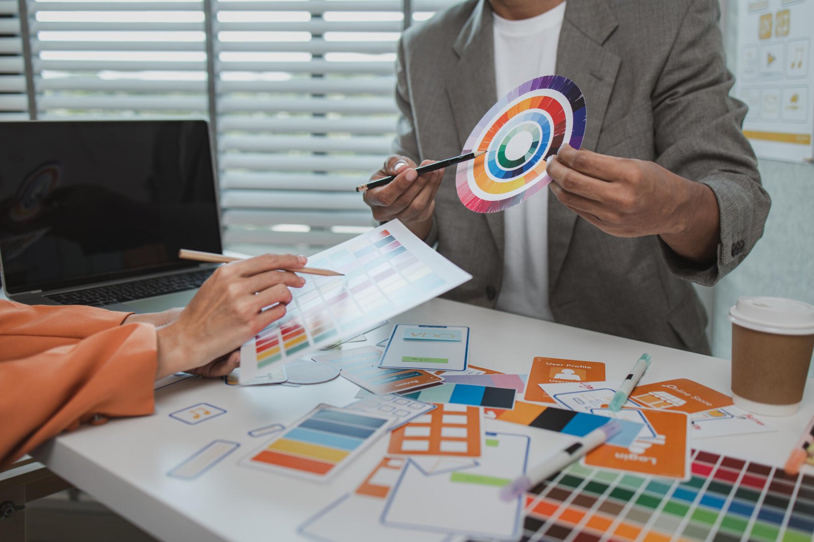 Equipo creativo revisando colores y propuestas de diseño gráfico